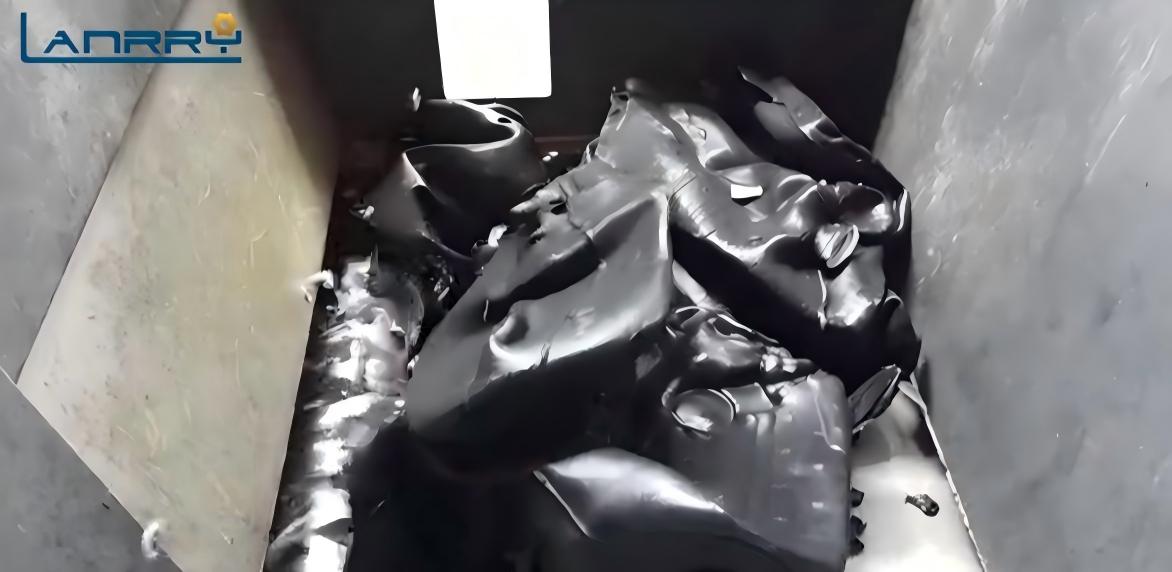 معالجة المواد بواسطة آلة تمزيق أحادية المحور